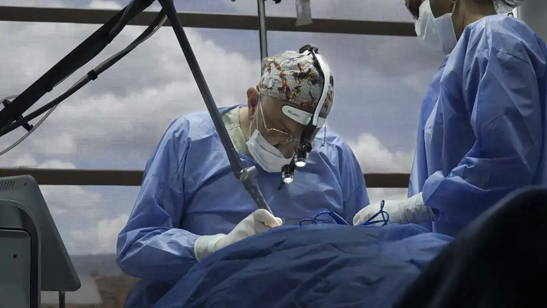 Equipo médico durante una intervención quirúrgica