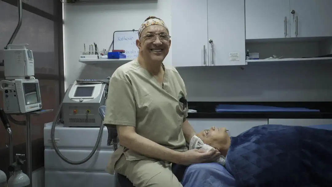 Fotografía clínica suministrada para la página de blefaroplastia