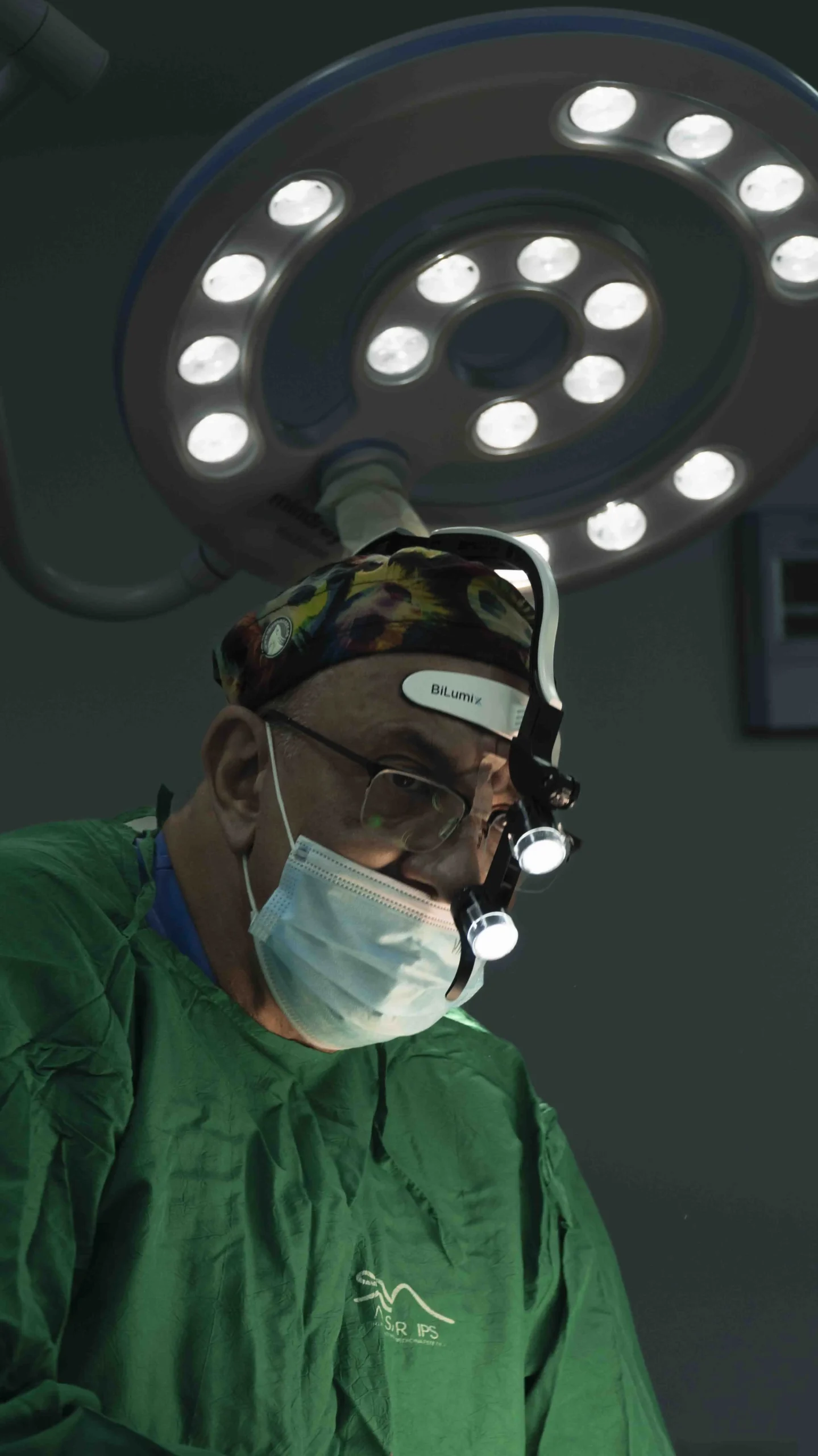 Profesional de salud en un entorno quirúrgico, imagen editorial de Esthetic FS